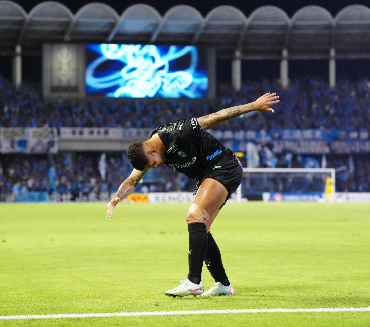 川崎F対町田　前半、ゴールを決め、闘牛パフォーマンスを見せる川崎Fエリソン（撮影・江口和貴）