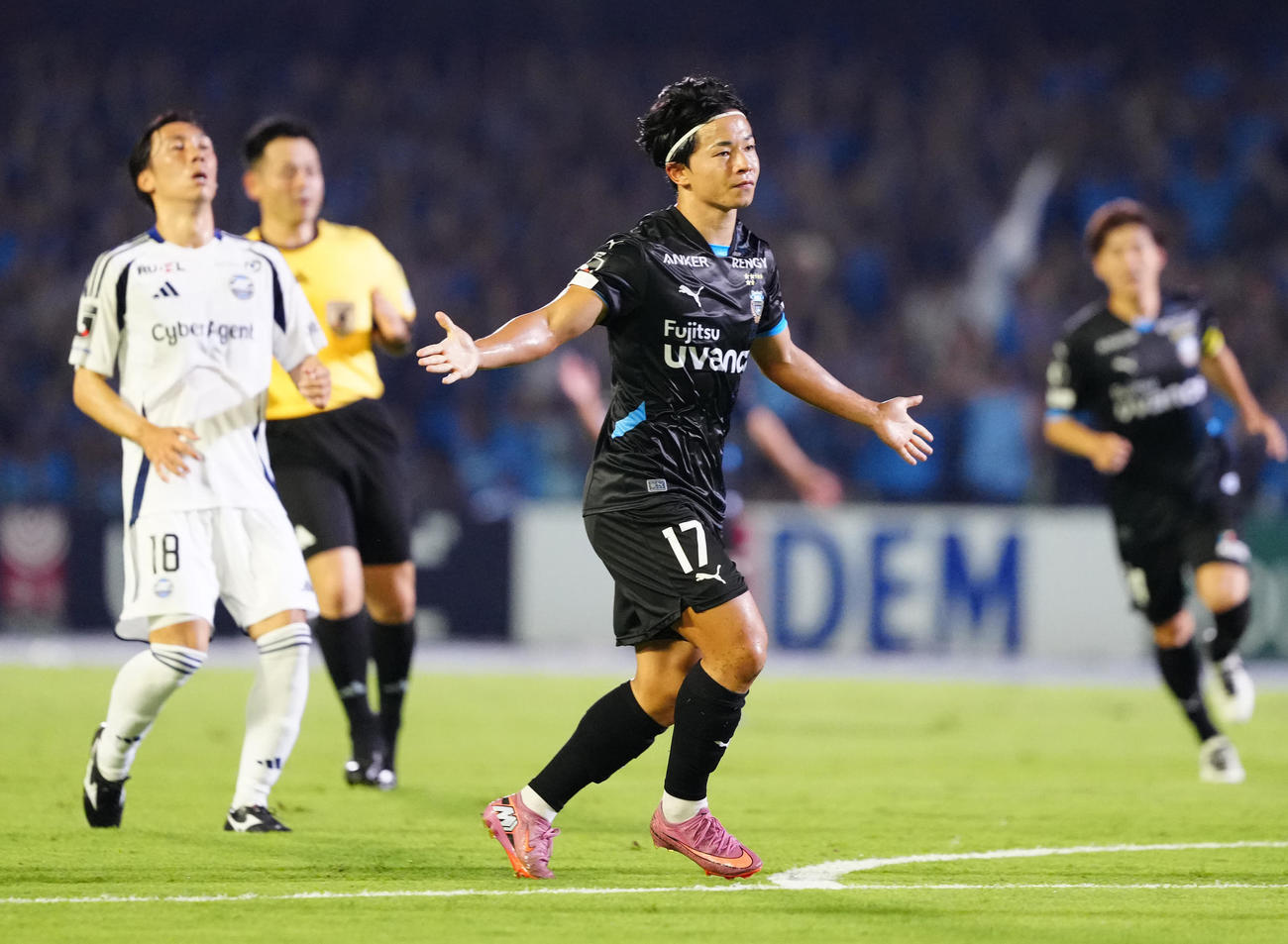 川崎F対町田　前半、先制ゴールを決めた川崎F伊藤（中央）（撮影・江口和貴）
