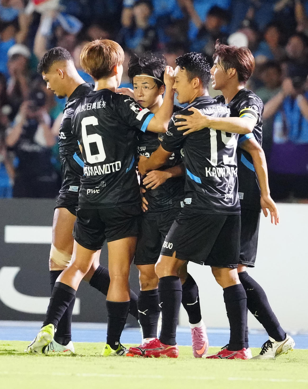 川崎F対町田　前半、先制ゴールを決め祝福される川崎F伊藤（中央）（撮影・江口和貴）
