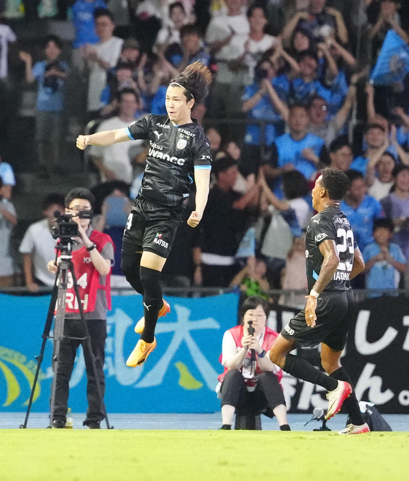 川崎F対町田　後半、ゴールを決め歓喜する川崎F宮城（左）（撮影・江口和貴）