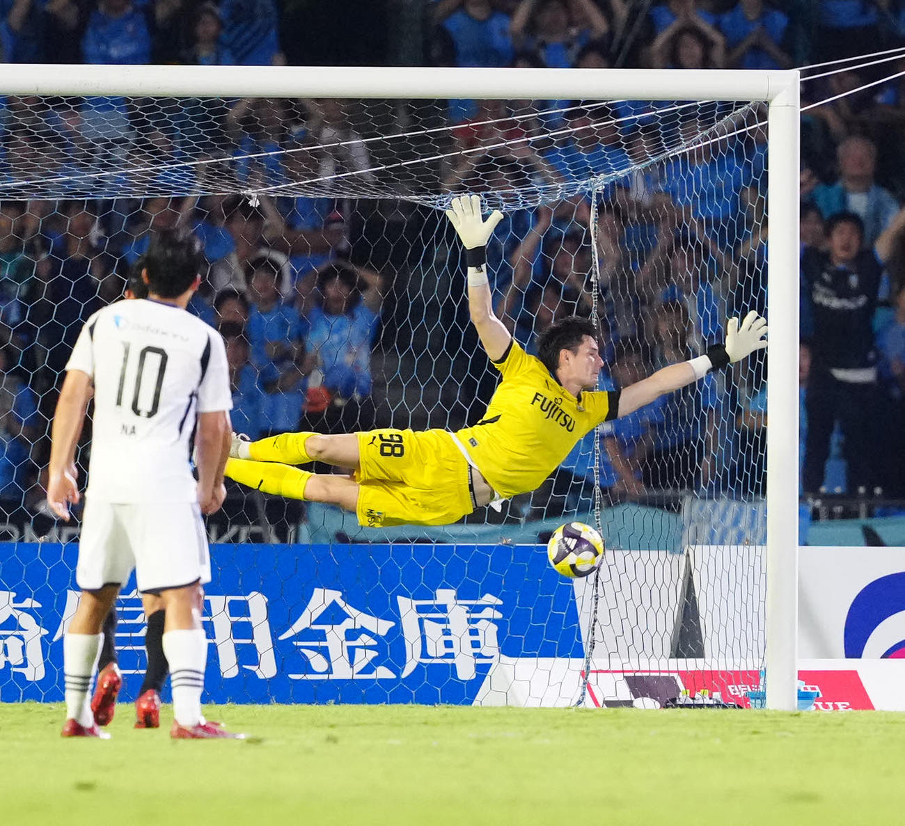 川崎F対町田　前半、FKで町田下田にゴールを決められる川崎F・GK山口（撮影・江口和貴）