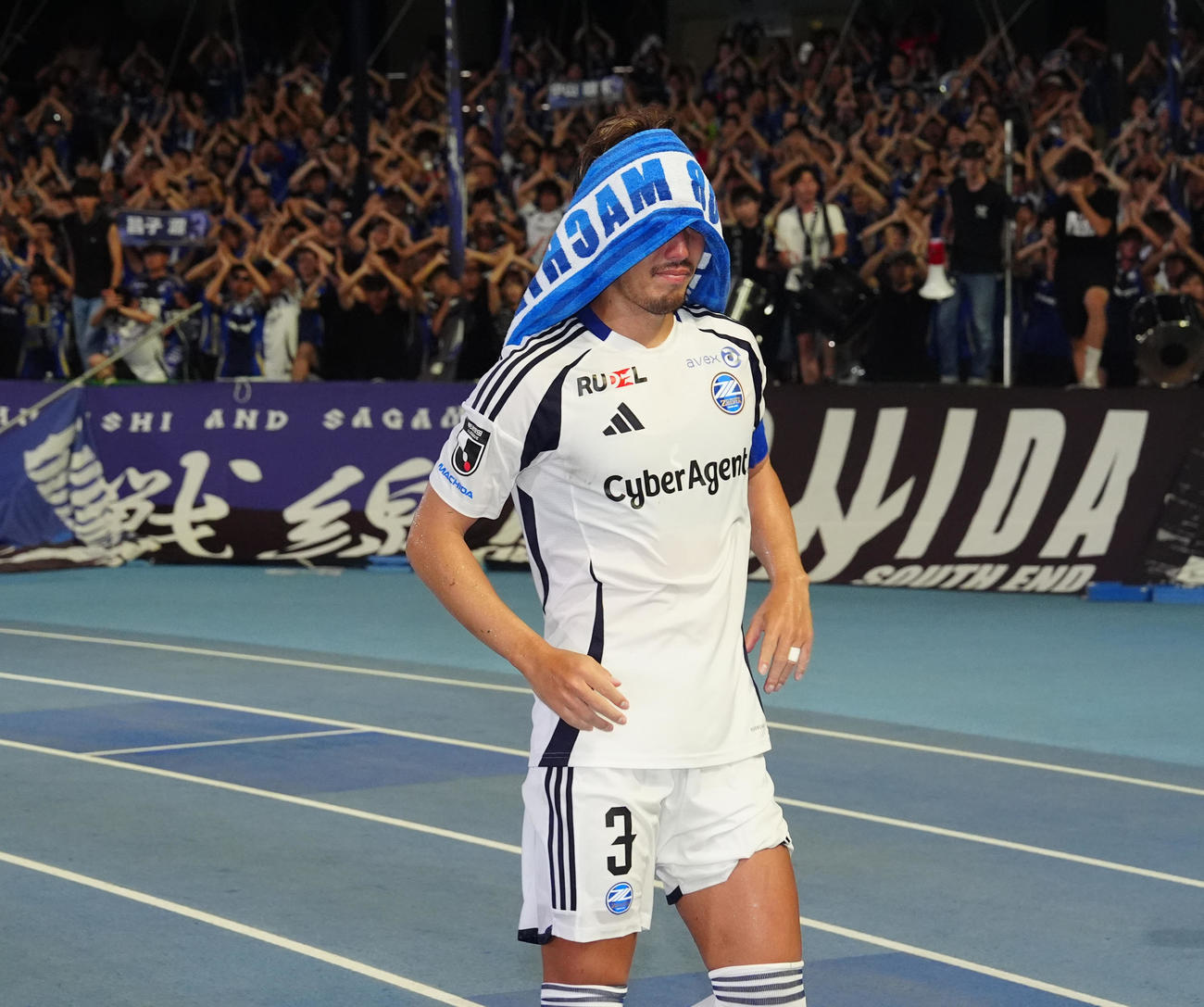 川崎F対町田　試合後、タオルで顔を覆い引き揚げる町田昌子（撮影・江口和貴）