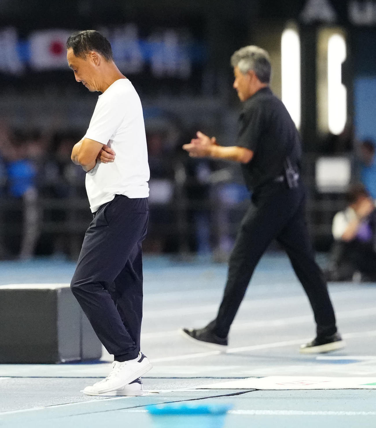 川崎F対町田　試合終了のホイッスルを聞き、厳しい表情の町田黒田監督。後方は川崎F長谷部監督（撮影・江口和貴）