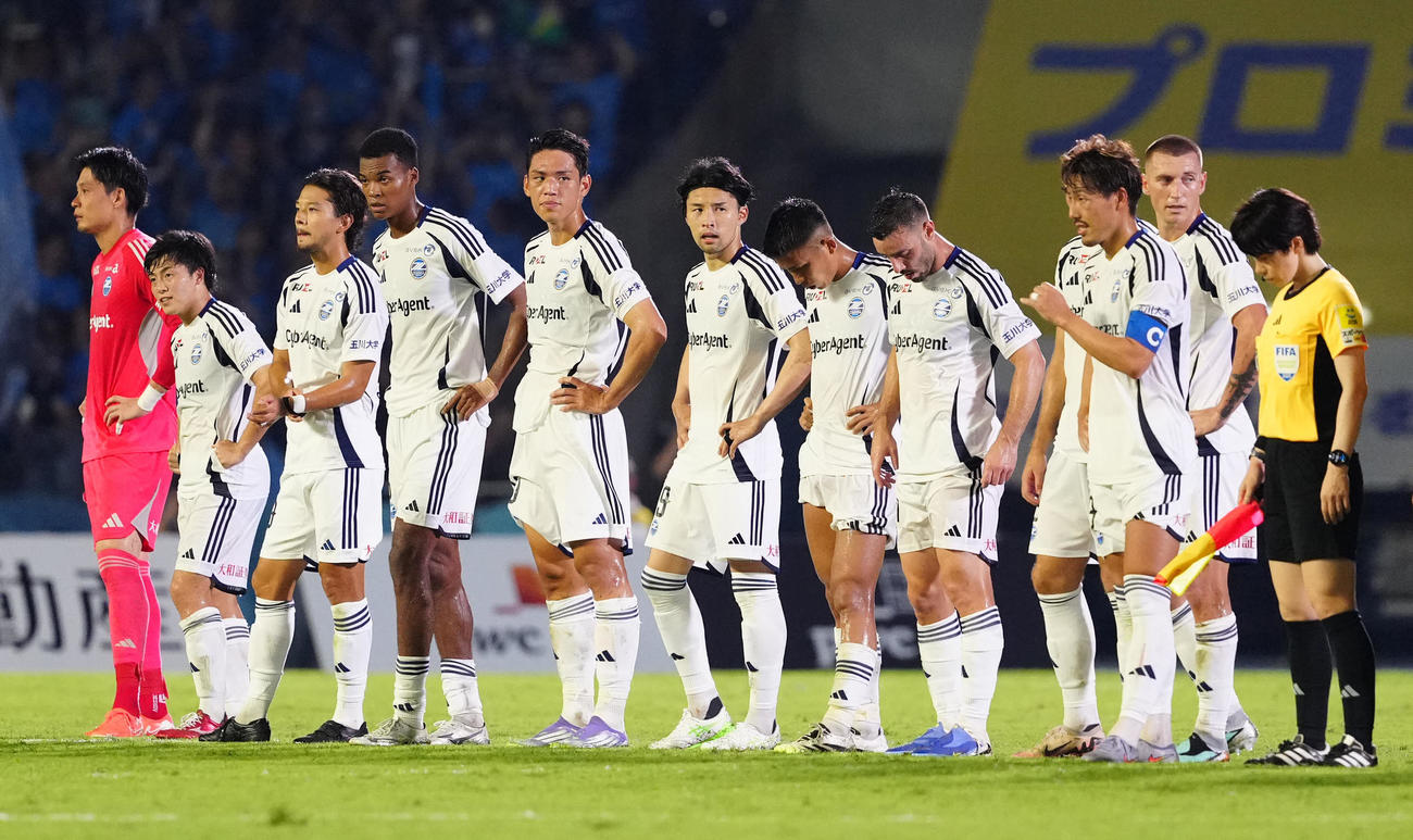 川崎F対町田　試合後、厳しい表情で整列する町田の選手たち（撮影・江口和貴）