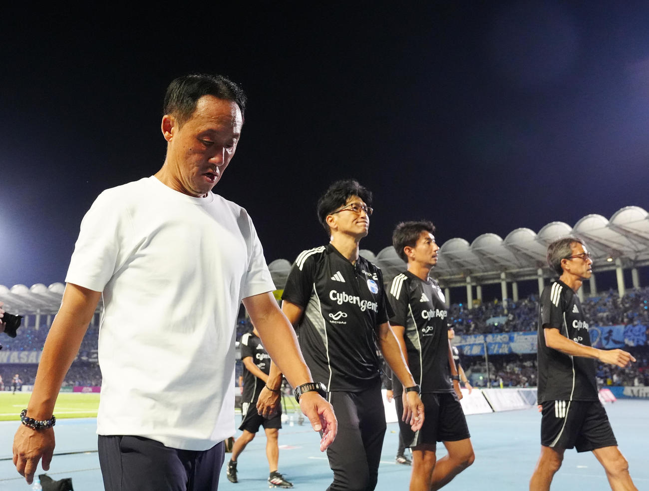 川崎F対町田　試合後、厳しい表情を見せる町田黒田監督（左端）（撮影・江口和貴）