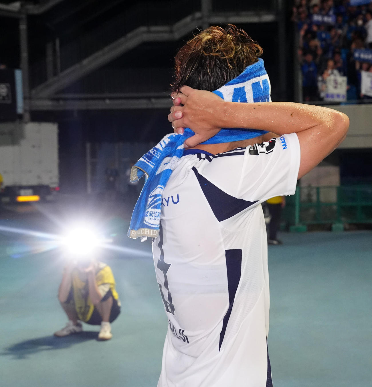 川崎F対町田　試合後、タオルで顔を覆い引き揚げる町田昌子（撮影・江口和貴）