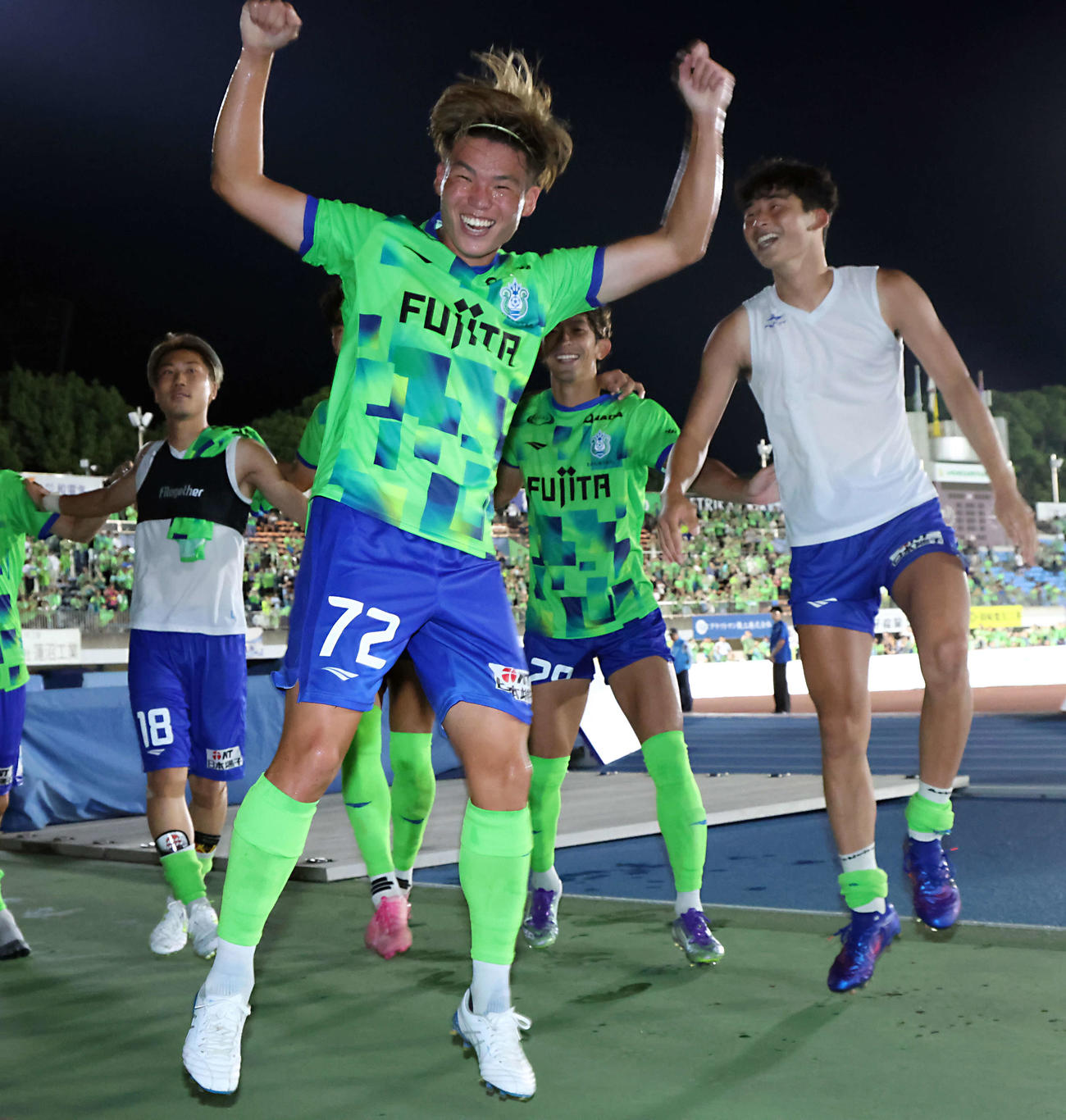 湘南対広島　試合後、決勝点を決めた湘南二田はジャンプをして喜ぶ（撮影・山本朝陽）