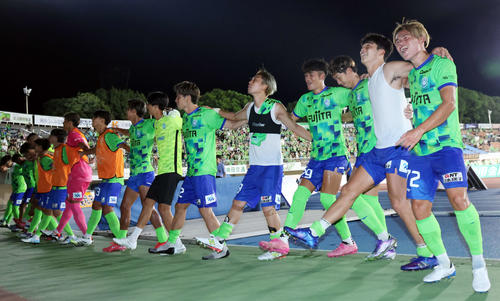 湘南対広島　試合後、ラインダンスをして喜ぶ湘南イレブン（撮影・山本朝陽）