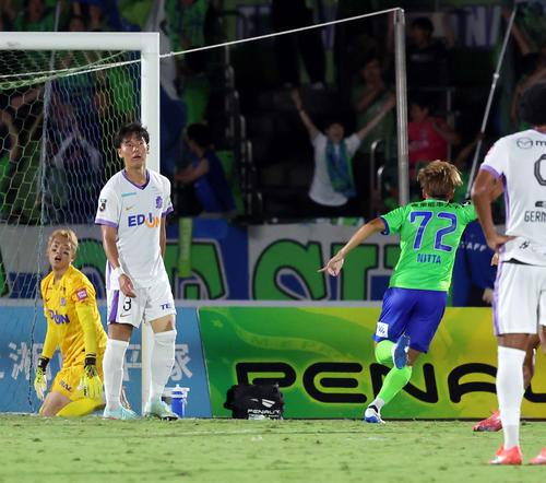 湘南対広島　後半、決勝点となるゴールを決めサポーターのもとへ駆けだす湘南二田（右）（撮影・山本朝陽）