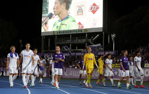 湘南対広島　試合に敗れ浮かない表情をする広島イレブン（撮影・山本朝陽）