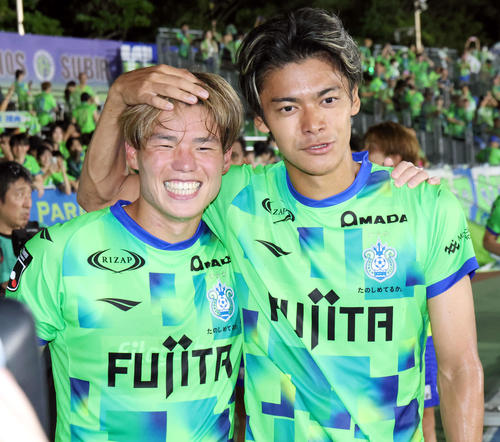 湘南対広島　試合後、勝利し笑顔で記念撮影に応じた湘南二田（左）と小田（撮影・山本朝陽）