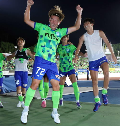 湘南対広島　試合後、決勝点を決めた湘南二田はジャンプをして喜ぶ（撮影・山本朝陽）