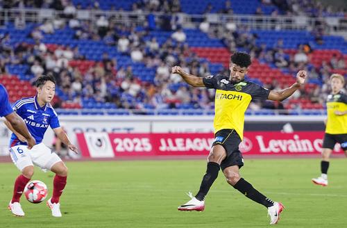 横浜M―柏　前半、先制ゴールを決める柏・ジエゴ（右）＝日産スタジアム