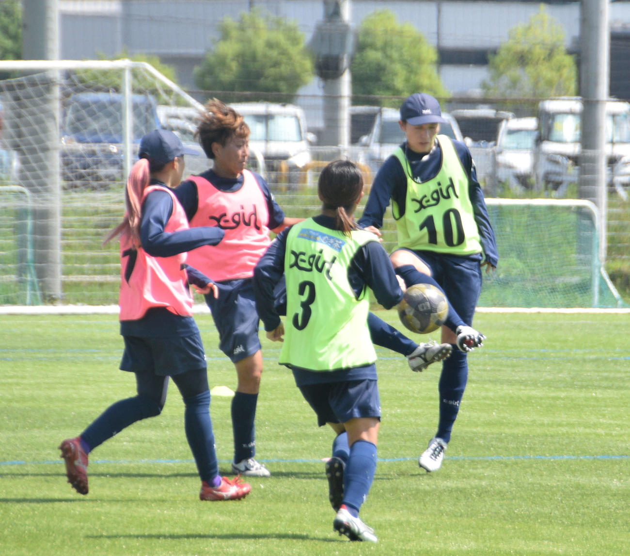 今季、産後復帰したちふれ埼玉の瀬野（右端）（撮影・泉光太郎）