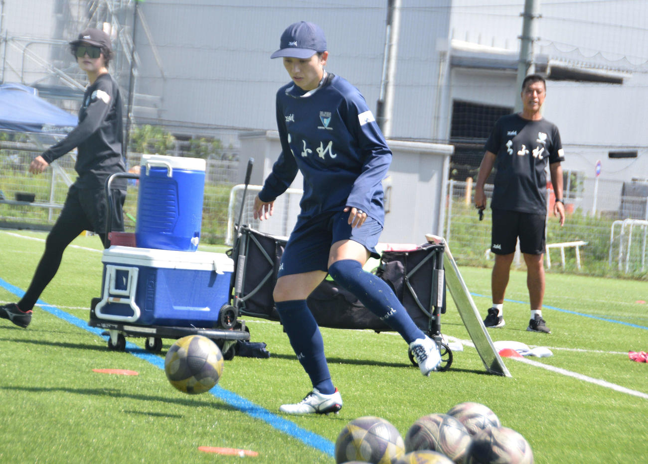 今季、産後復帰したちふれ埼玉の瀬野（中央）（撮影・泉光太郎）