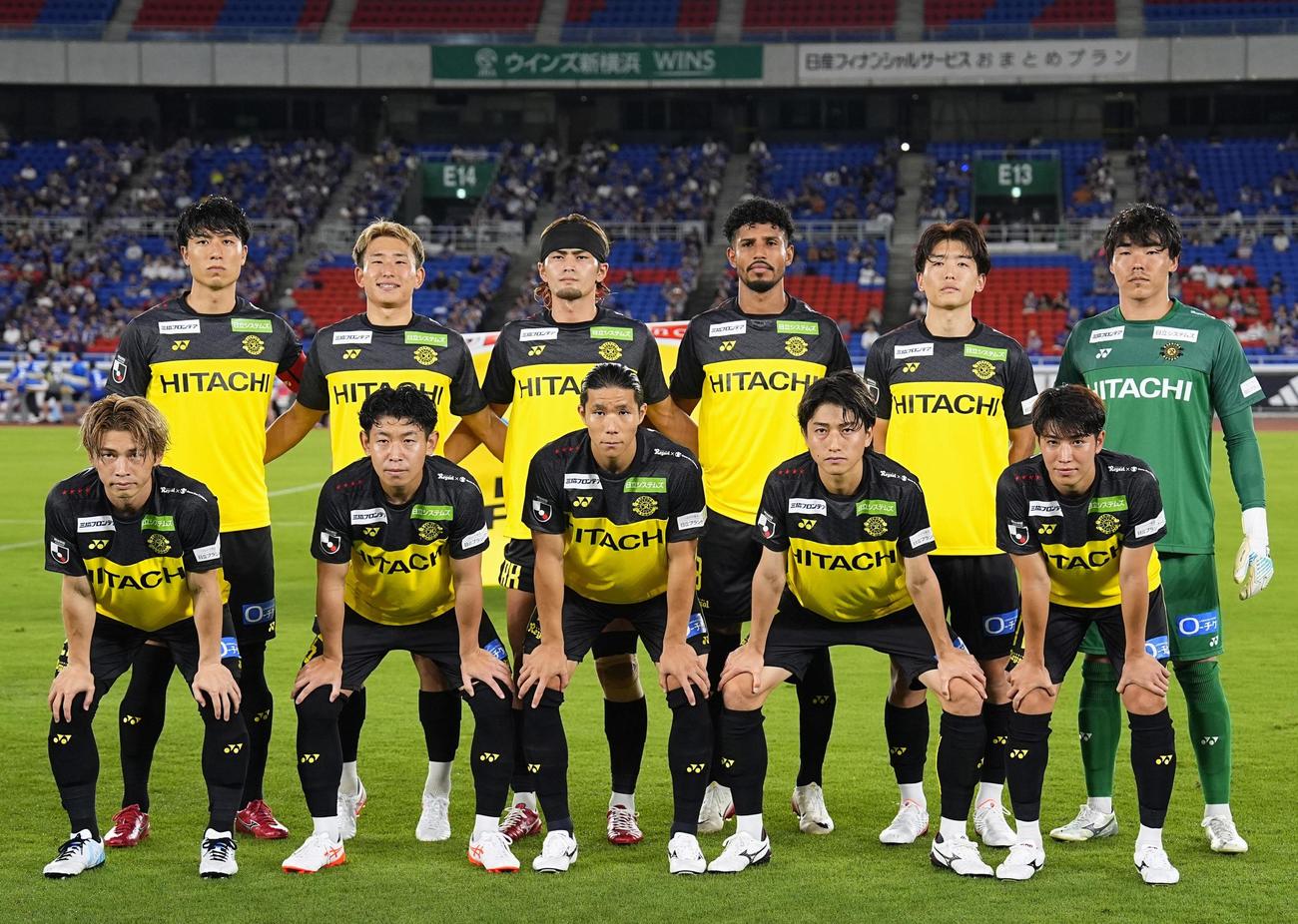 横浜戦に臨む柏イレブン（共同）