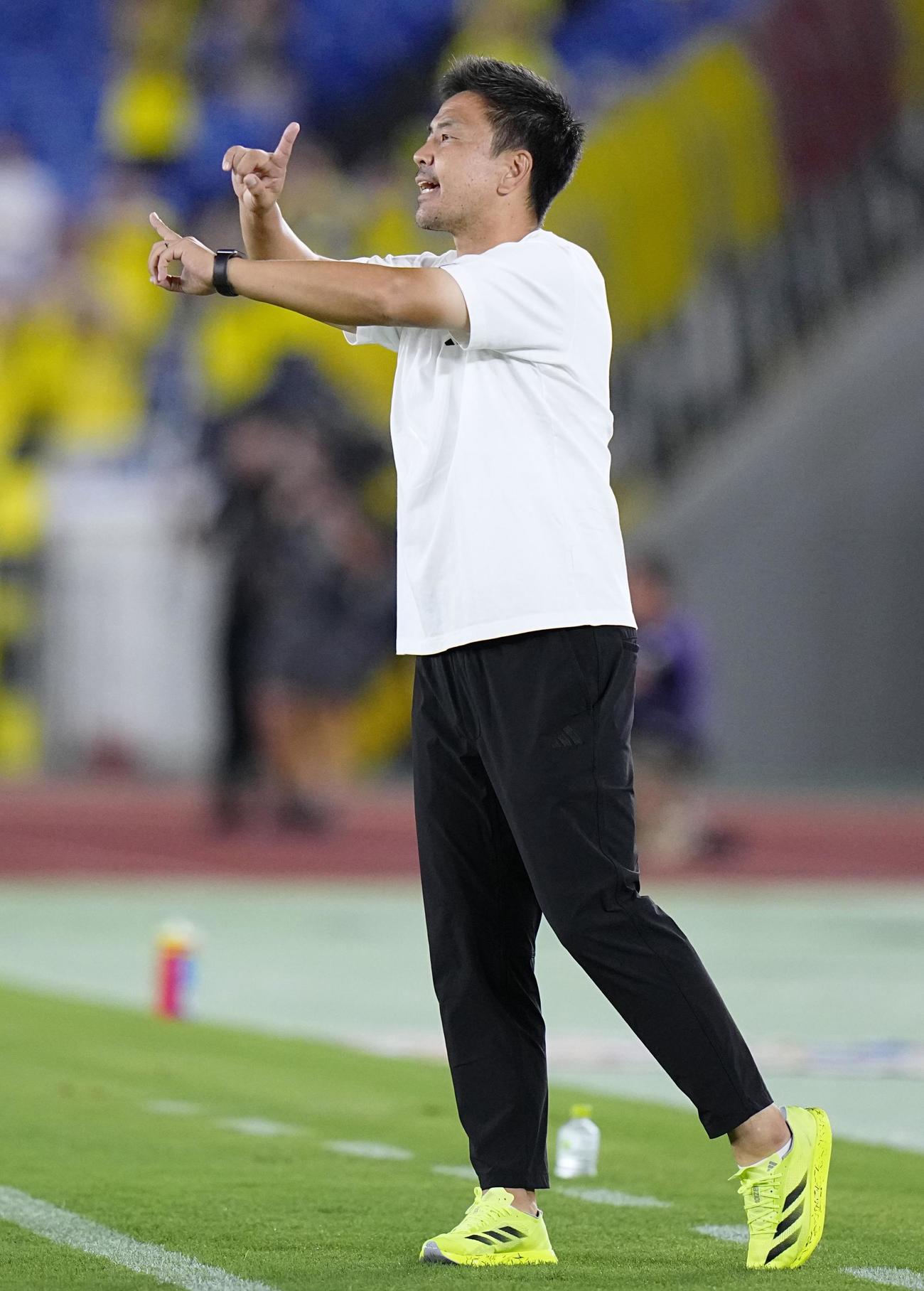 指示を出す横浜M・大島秀夫監督