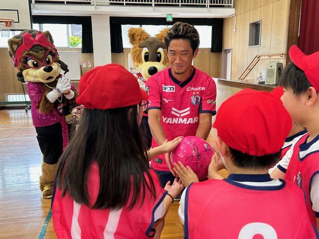児童にサッカーボールを寄贈するC大阪香川（中央）