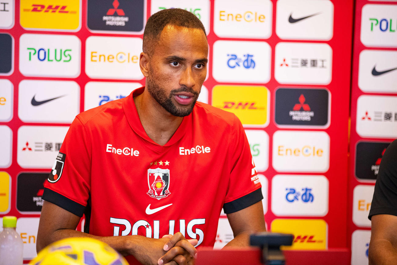 新加入の浦和FWイサークは会見で意欲を口にした（C）URAWA REDS