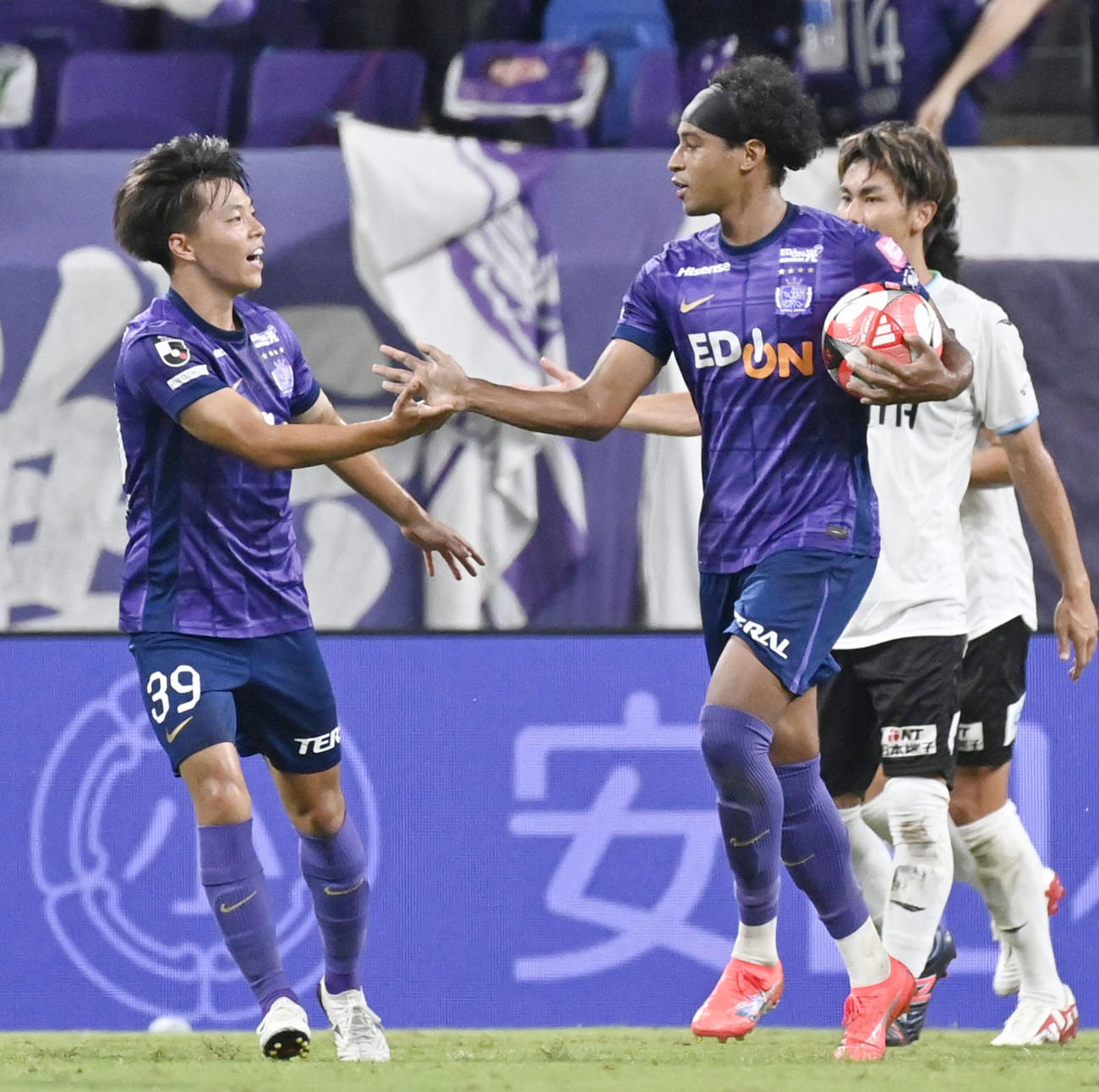 PKを決め中村とタッチを交わす広島ジャーメイン（共同）