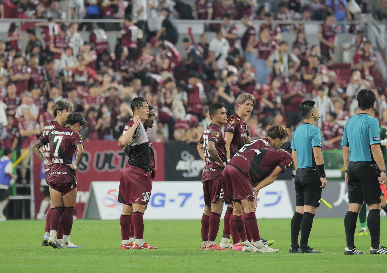 神戸対横浜FC　試合には勝ったが敗退が決まり落胆する神戸イレブン（撮影・宮崎幸一）