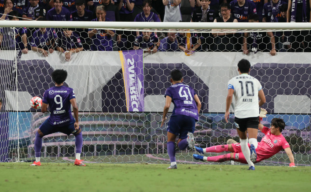 後半、勝ち越しのPKを決めた広島ジャーメイン（撮影・加藤孝規）