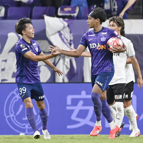 PKを決め中村とタッチを交わす広島ジャーメイン（共同）