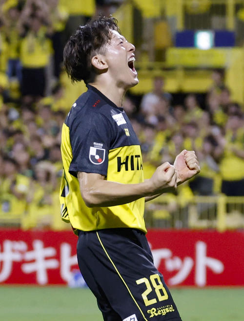 決勝ゴールを決め、雄たけびを上げる柏戸嶋（共同）