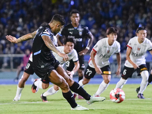 前半、先制PKを決める川崎Fエリソン（共同）
