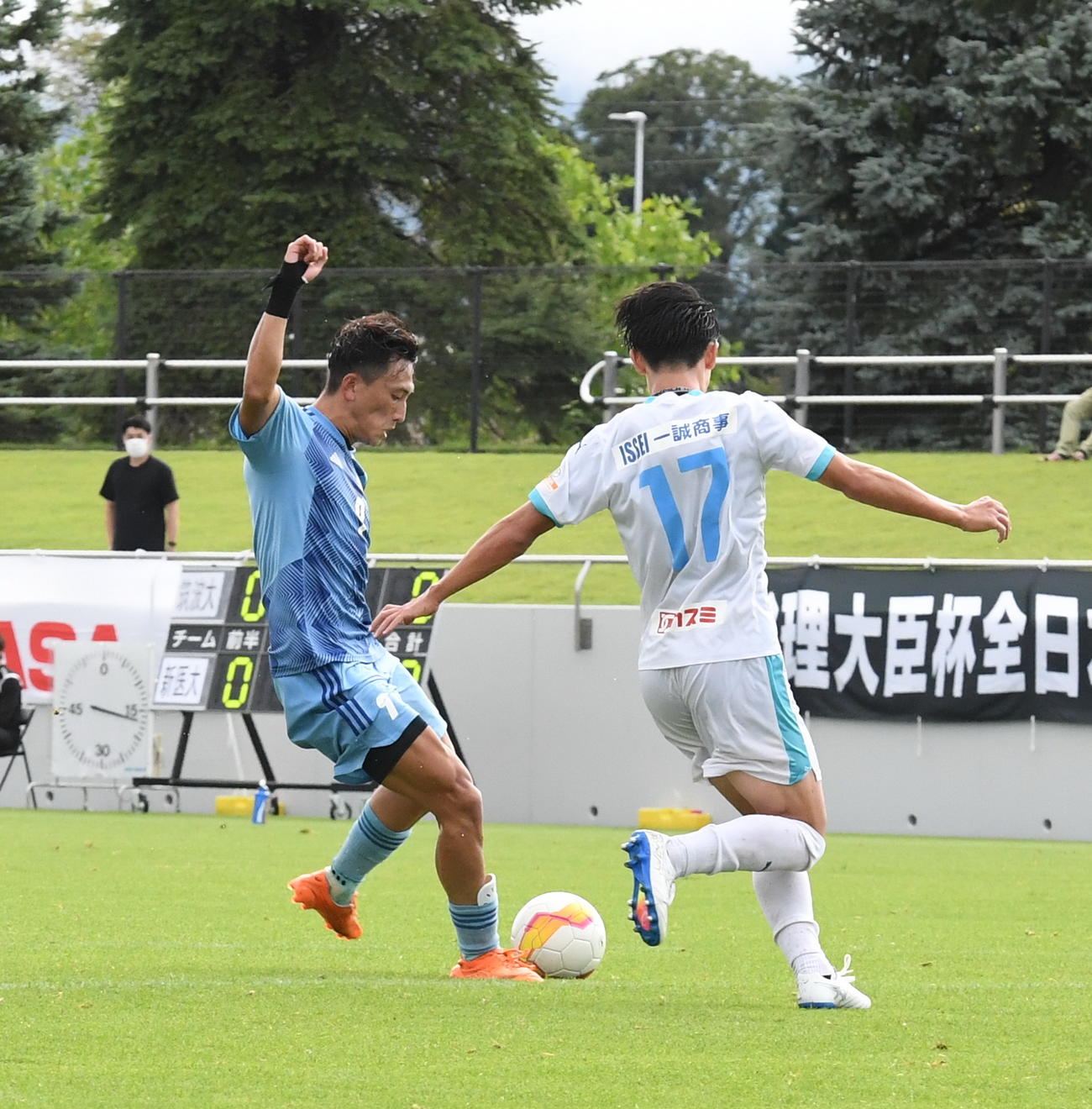 1－0の後半17分に追加点を決める新潟医療福祉大・吉田（左）（撮影・小林忠）