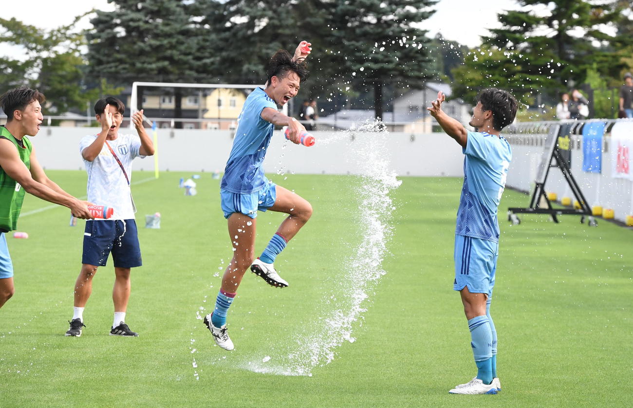試合後、この日が誕生日だった新潟医療福祉大・中野（右）がウオーターシャワーを浴びる（撮影・小林忠）