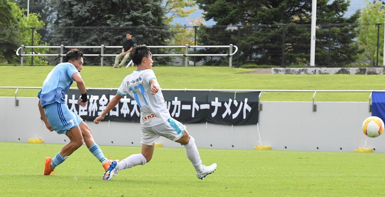 1－0の後半17分に追加点を決める新潟医療福祉大・吉田（左）（撮影・小林忠）