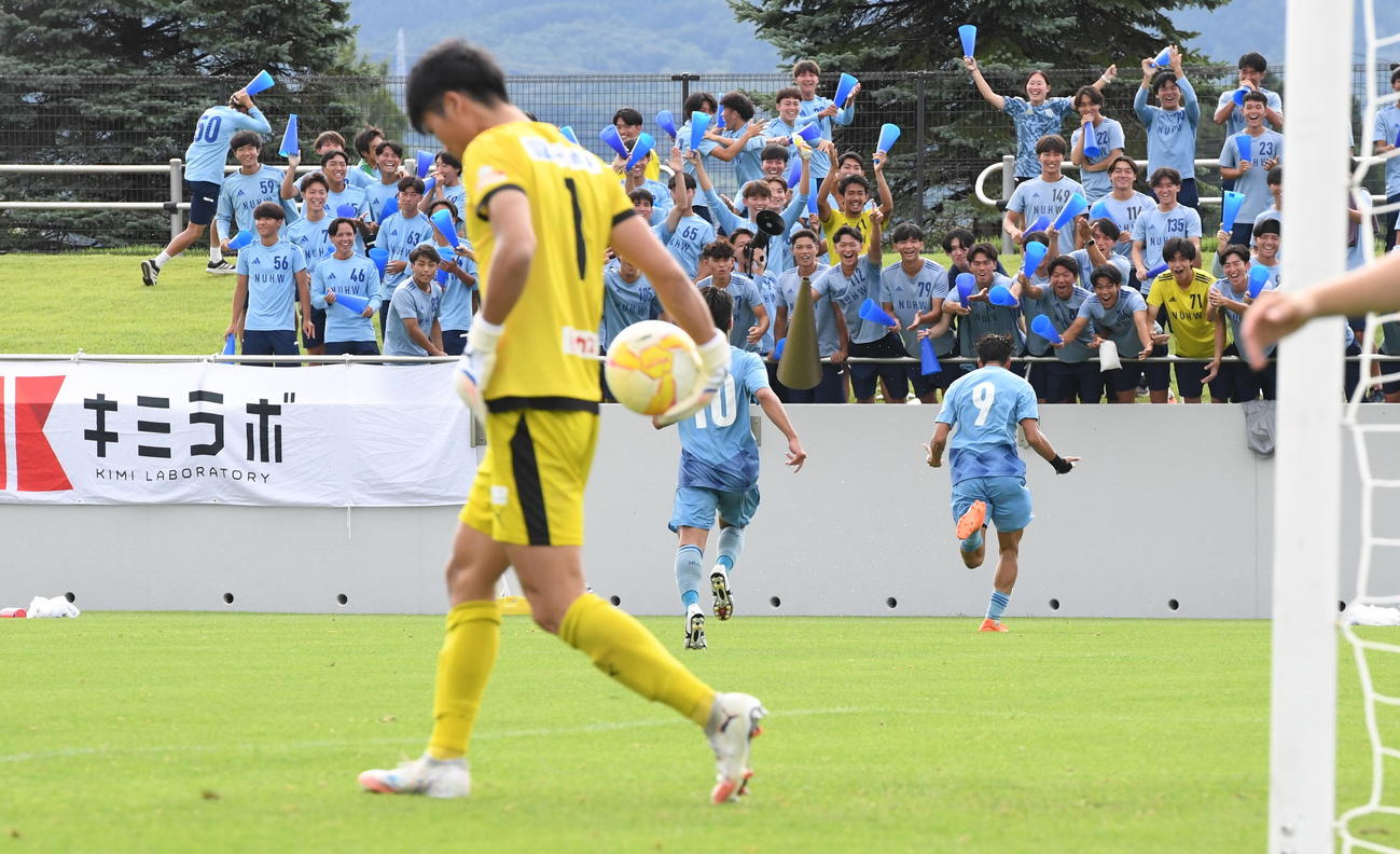 1－0の後半17分、新潟医療福祉大・吉田（背番号9）の追加点に盛りあがる応援団（撮影・小林忠）