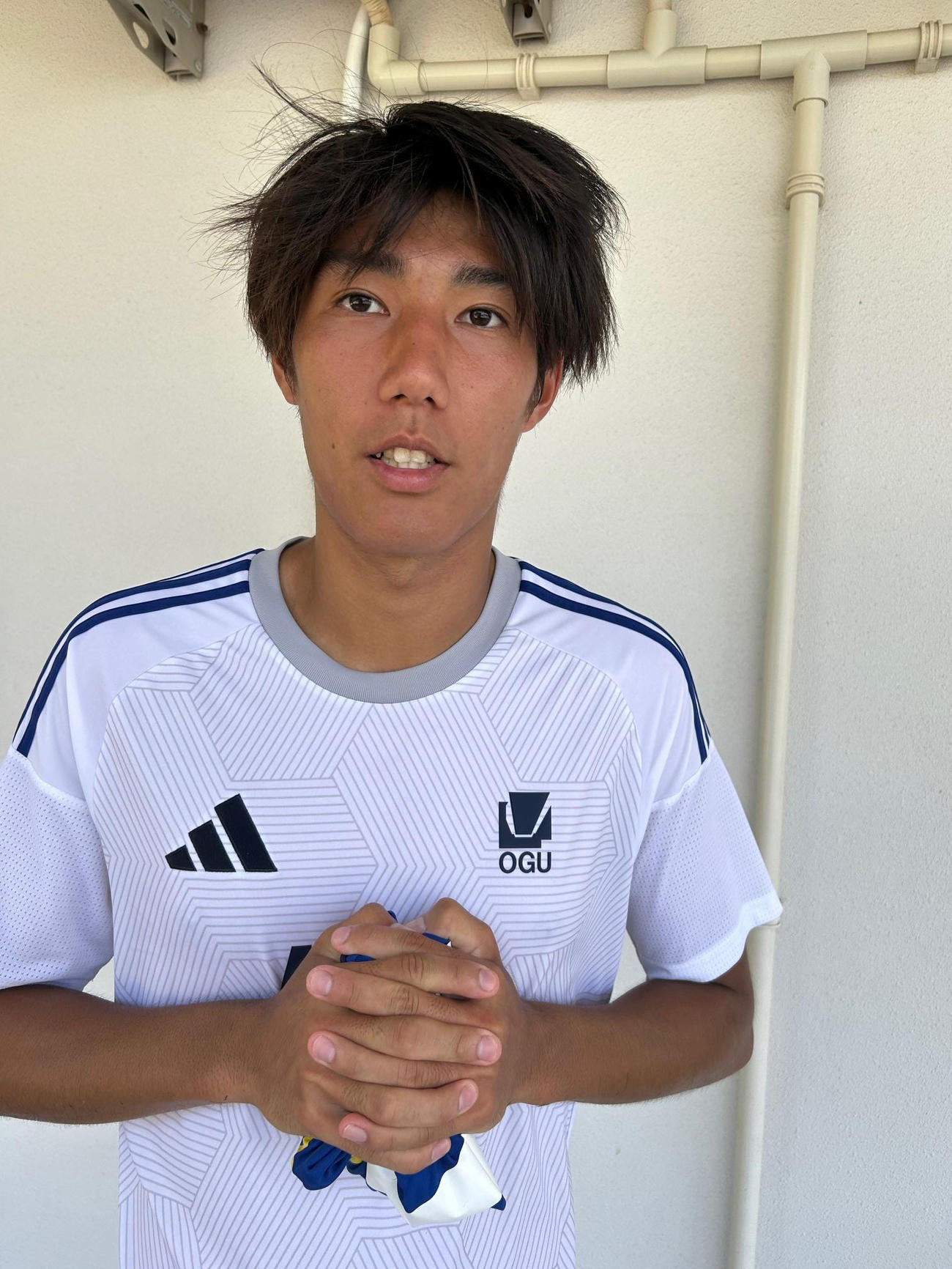 取材に応じる大阪学院大MF遠藤楓仁