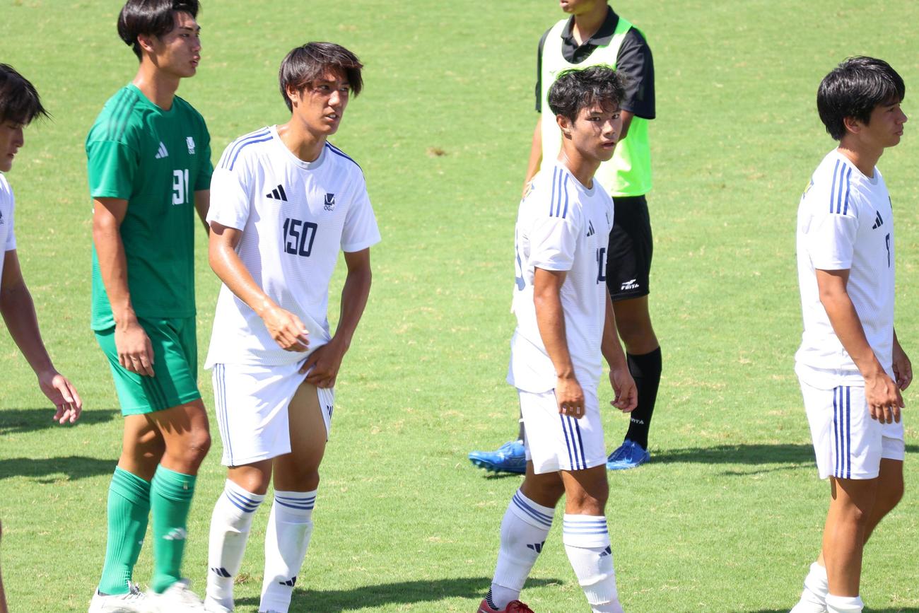 練習試合を終えた大阪学院大MF遠藤楓仁（中央左の150番）