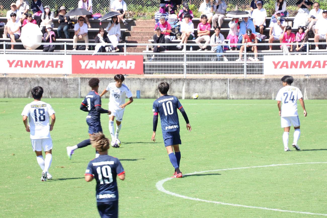 練習試合でパスを出す大阪学院大MF遠藤楓仁（後方中央の150番）