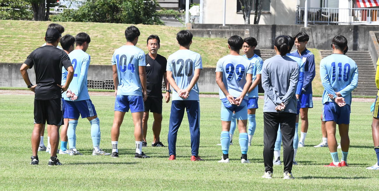 関西大戦の前日練習開始前、佐熊監督（左奥）を中心にミーティングする新潟医療福祉大（撮影・小林忠）