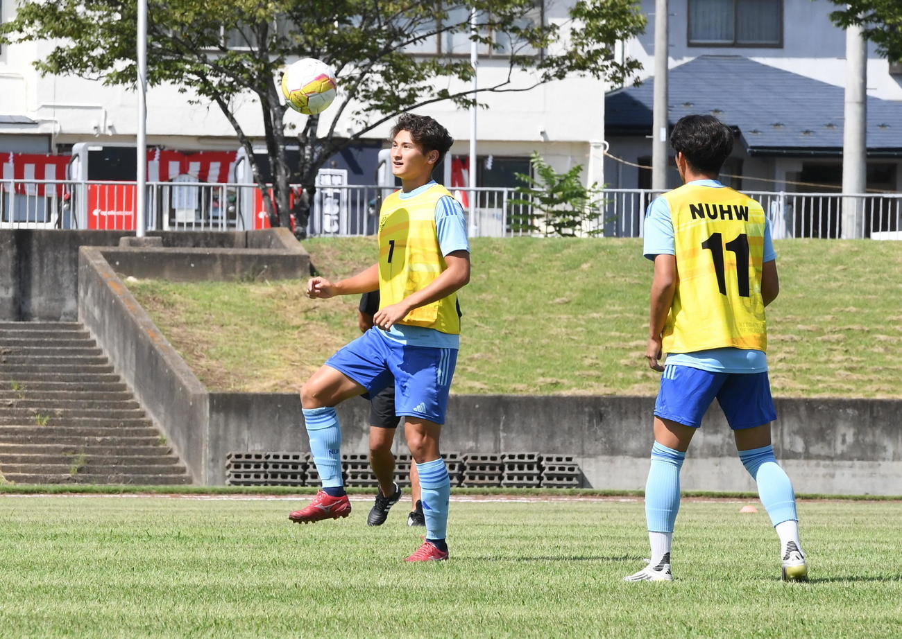 関西大戦に向けて体を動かす新潟医療福祉大・矢崎（左）（撮影・小林忠）