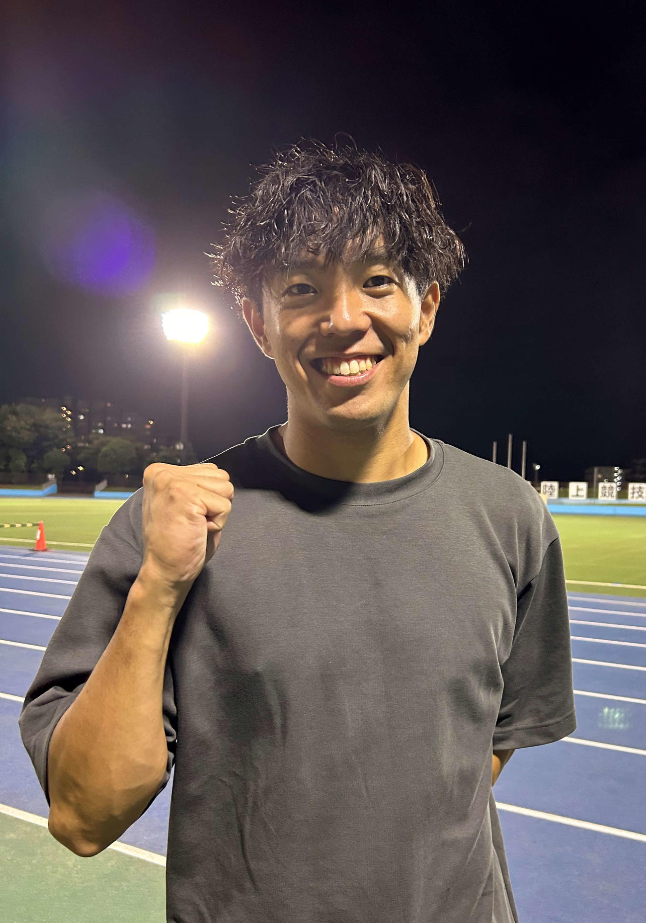 決勝点を挙げた東京ユナイテッドMF室崎は笑顔でガッツポーズ