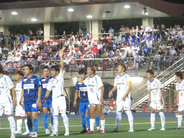 セットプレーにゴール前で構える南葛SCと東京ユナイテッドの選手たち