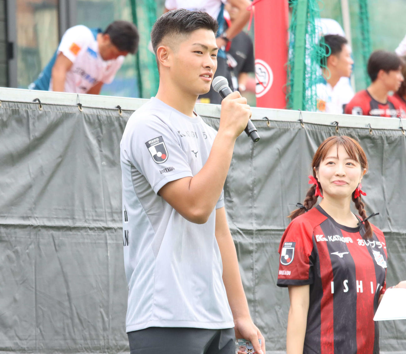 来季トップチーム昇格が発表された札幌U－18唯野はサポーターズデーであいさつする（撮影・保坂果那）