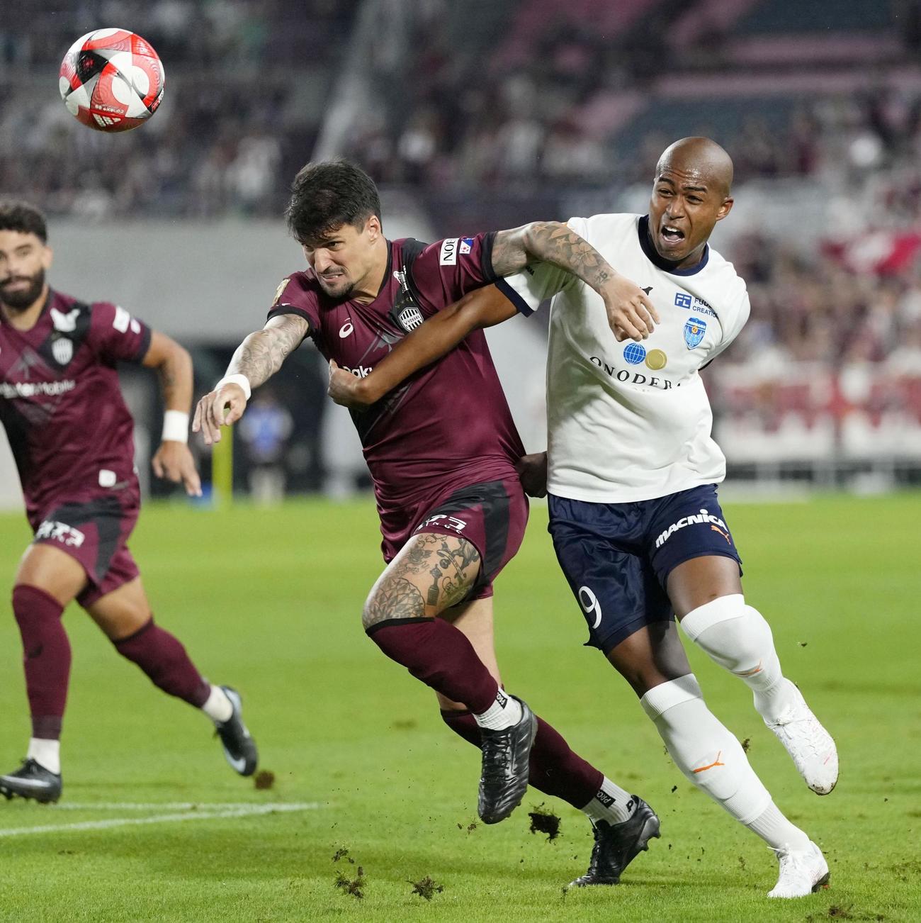 神戸―横浜FC　前半、競り合う神戸・トゥーレル（左）と横浜FC・桜川（共同）