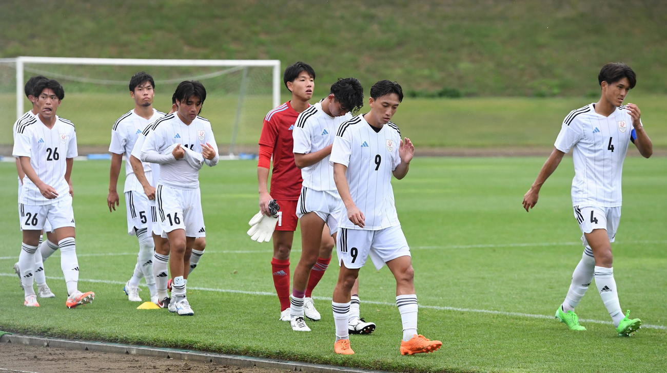 2年連続4強入りを逃し肩を落とす新潟医療福祉大の選手たち（撮影・小林忠）