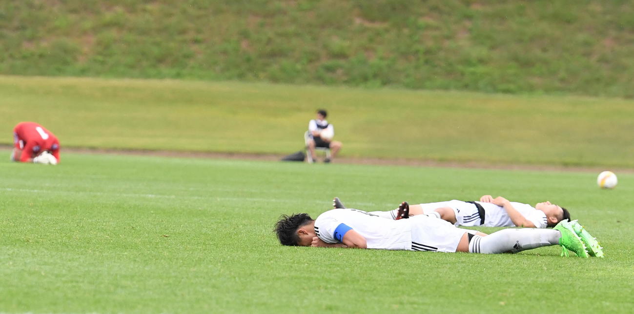 2年連続4強入りを逃し、ピッチに寝転がって悔しがる新潟医療福祉大の選手たち（撮影・小林忠）