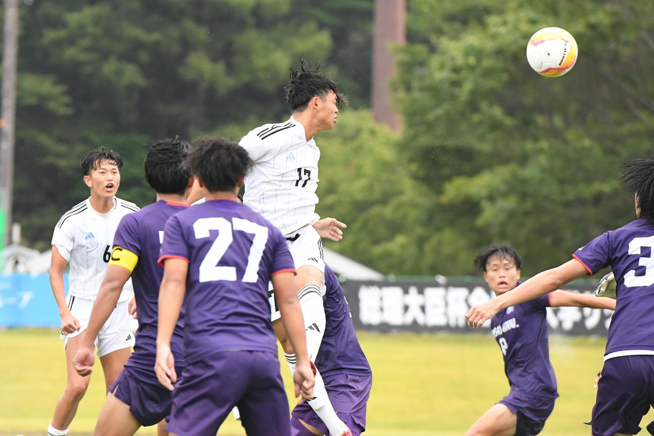 1－2の後半追加タイム5分、右CKからヘディングで同点ゴールを決める新潟医療福祉大・漆舘（左から4人目）（撮影・小林忠）