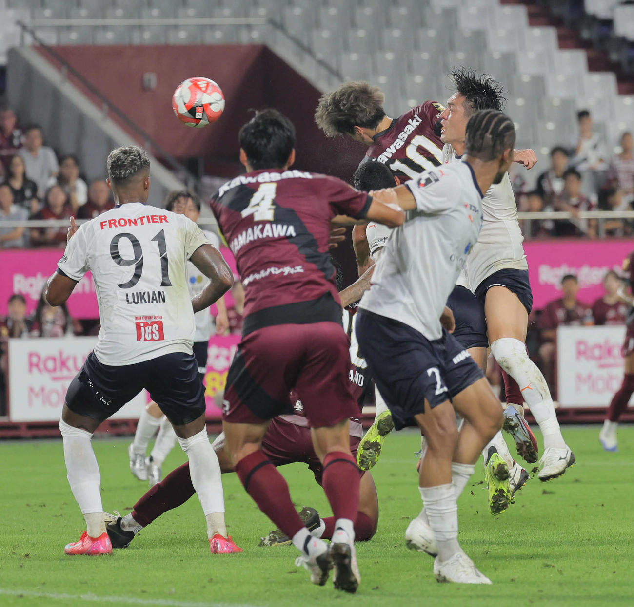 神戸対横浜FC　前半、神戸大迫勇也（右上）はゴール前で頭で合わせる（撮影・宮崎幸一）