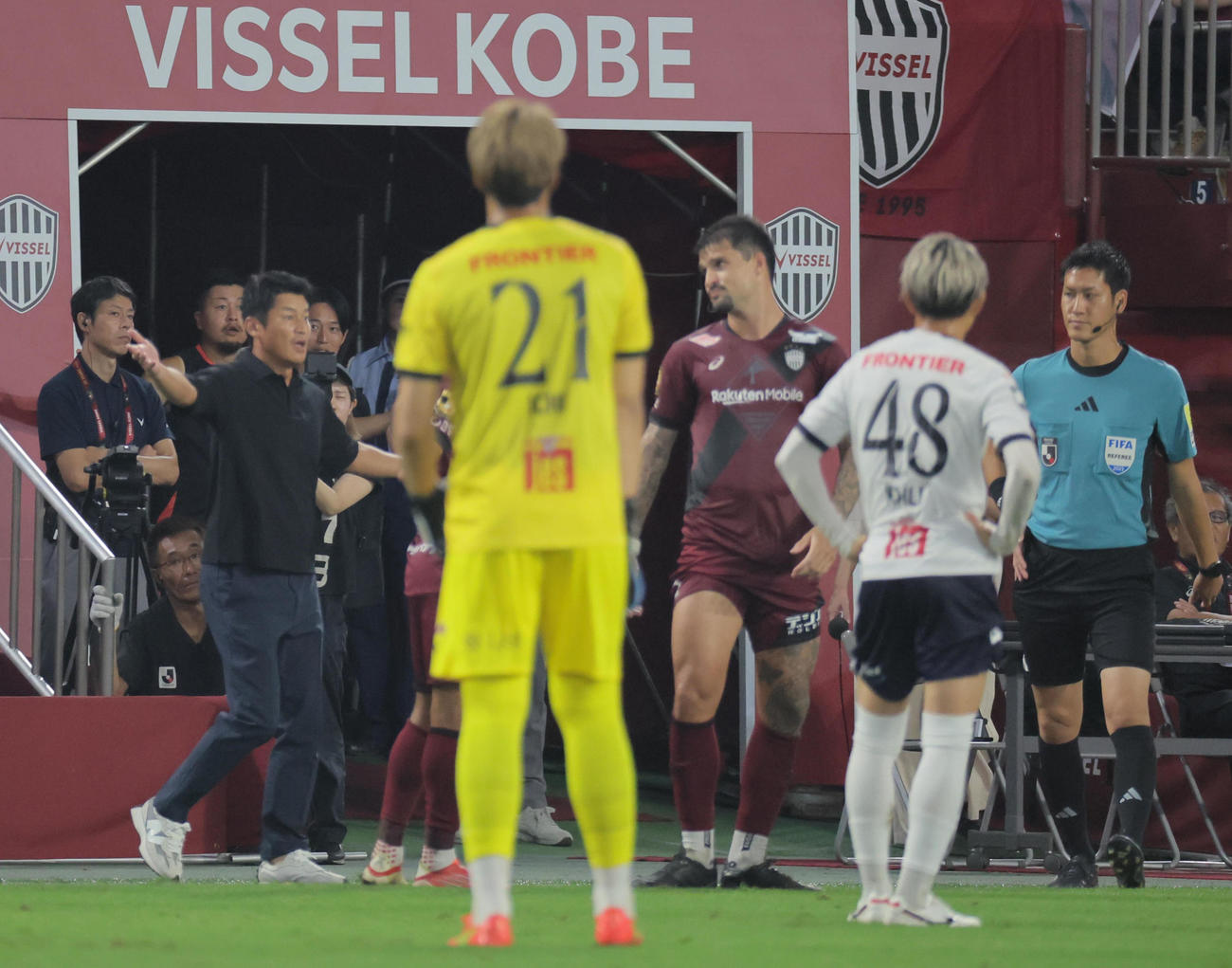 神戸対横浜FC　前半、神戸マテウス・トゥーレル（左後方）は横浜FC小倉へのファウルでレッドカードが出され、VAR判定も変わらず退場となる。左は神戸吉田監督（撮影・宮崎幸一）