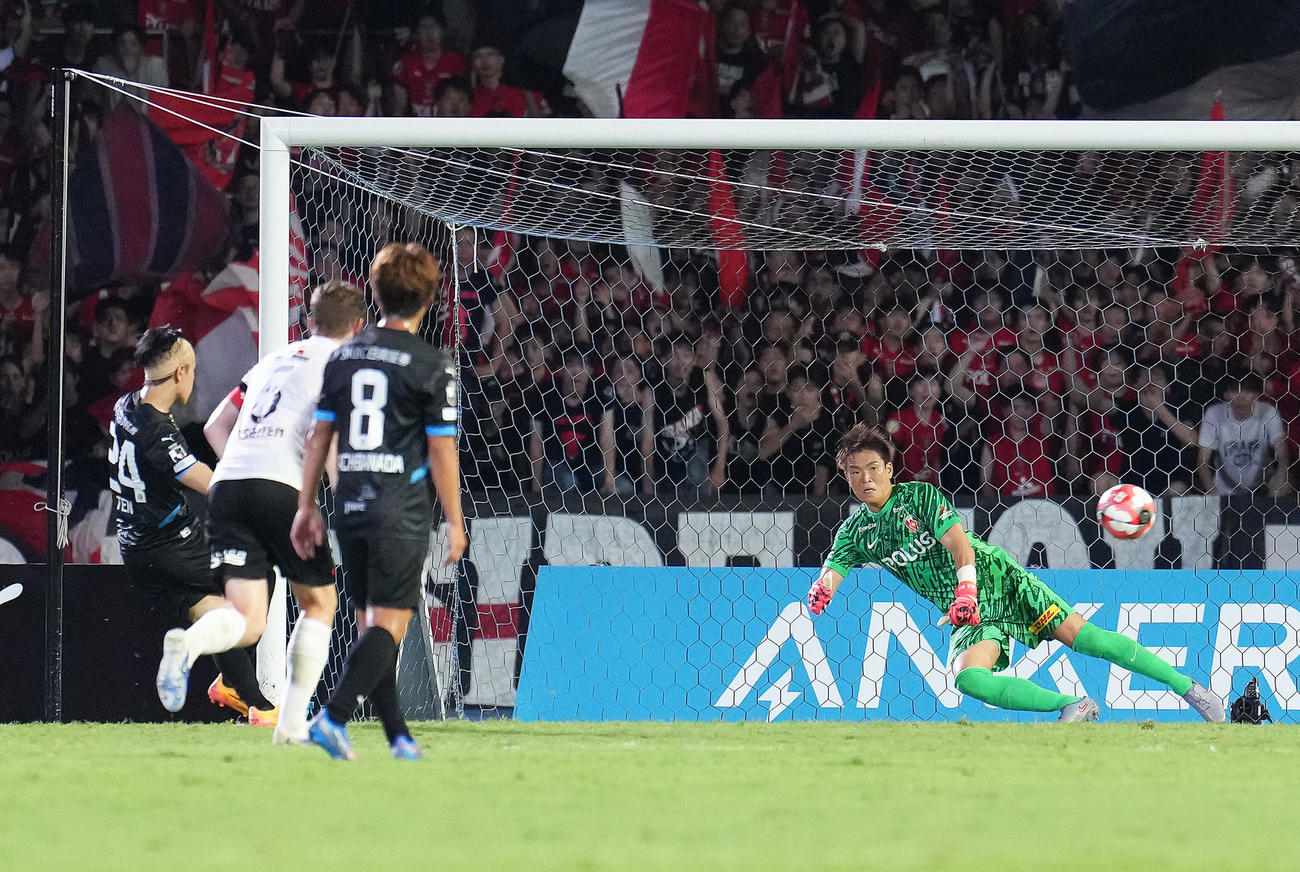 川崎F対浦和　延長前半、PKでゴールを決める川崎F宮城（左端）＝2025年9月7日