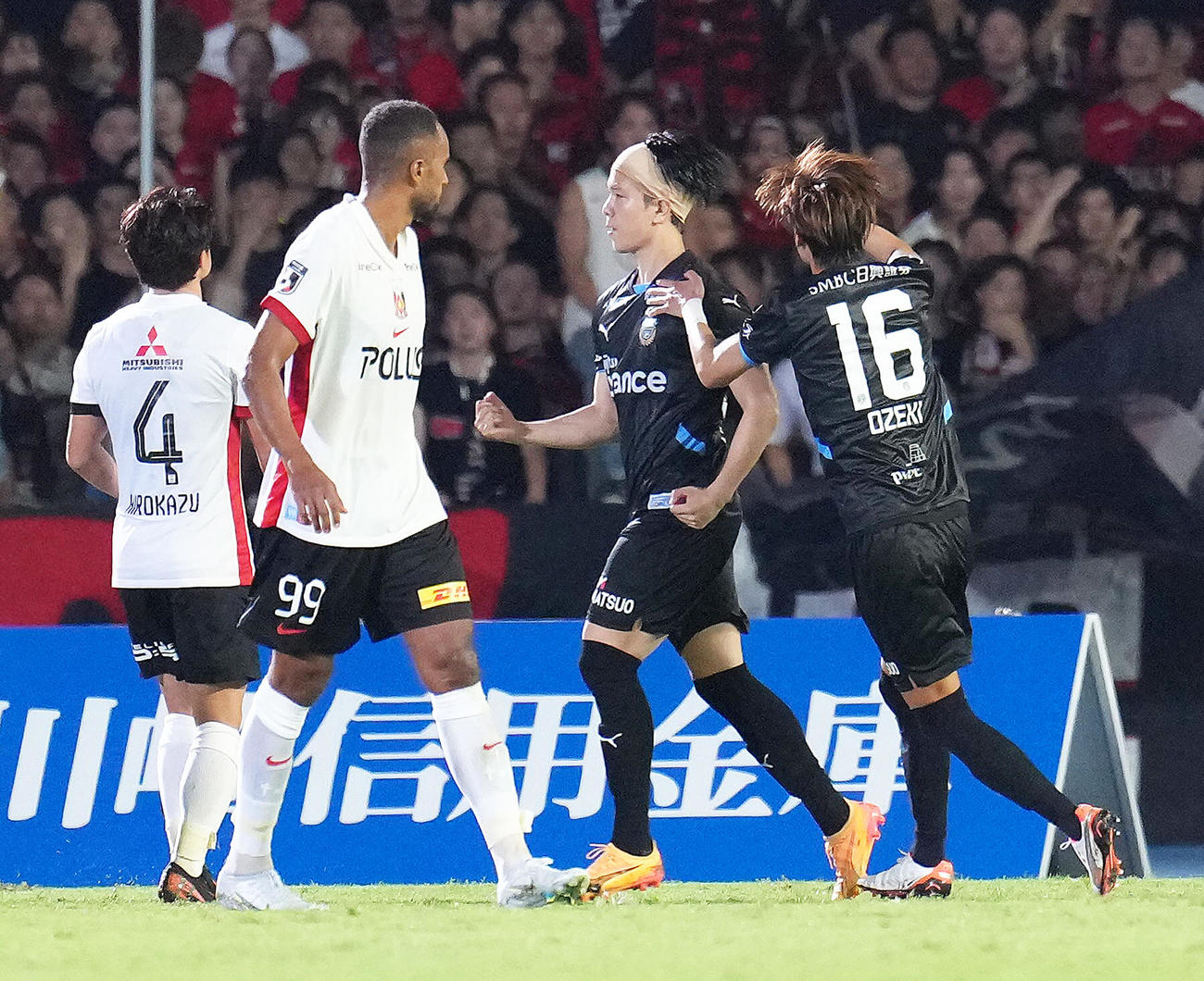 川崎F対浦和　延長前半、PKでゴールを決め喜ぶ川崎F宮城（右から2人目）（撮影・足立雅史）