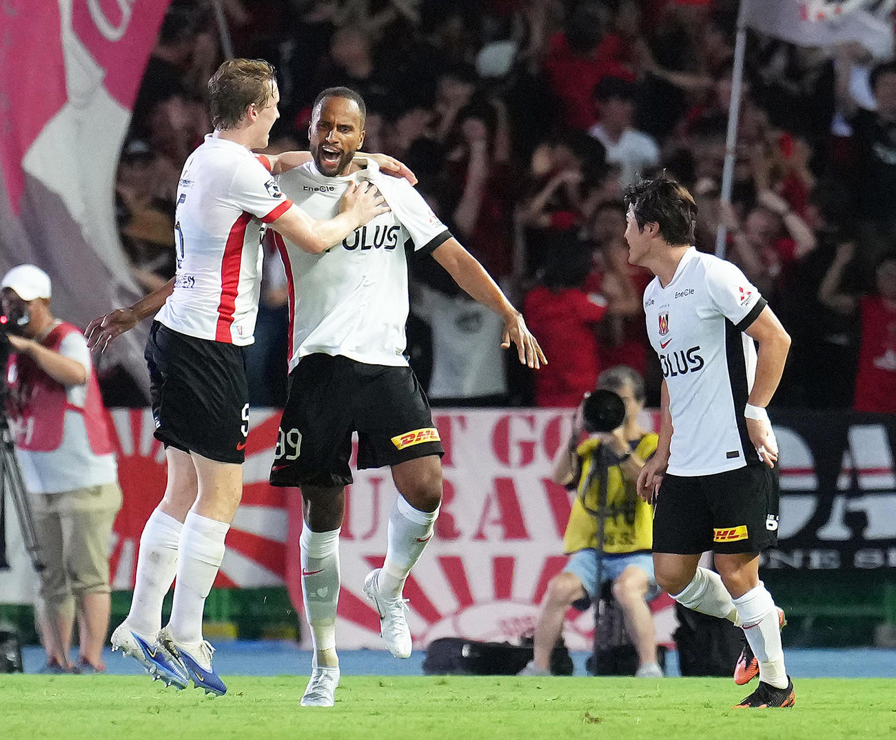 川崎F対浦和　後半、同点ゴールを決め喜ぶ浦和テリン（中央）（撮影・足立雅史）